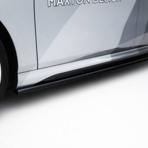 Faldones laterales para BMW M135i F70 - Maxton Design